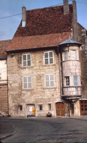 MAISON à TOURELLE